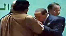 بالفيديو :برلسكوني رئيس وزراء ايطاليا يقبل يد القذافي